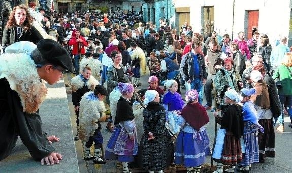 El entorno de la plaza Zaharra con todos los Olentzeros antes de que comenzara el concurso. 