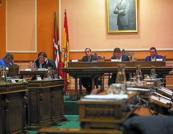 Coalición de gobierno. El alcalde Santano, flanqueado por los portavoces socialista, Páez, y jeltzale, Iridoy, fue quien defendió el programa de Gobierno para los próximos cuatros años. 