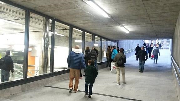 Los ciudadanos transitan ya por el pasadizo. 