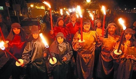 Organización. Un año más, la cabalgata de los Reyes Magos tuvo una alta participación. 