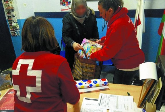Solidaridad. Han sido muchas las familias que han pasado por la base de Cruz Roja estos días. 