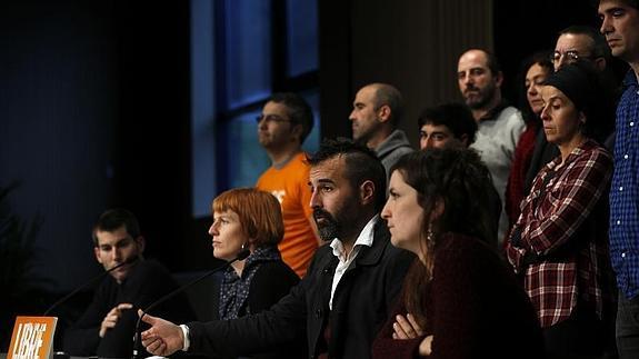 El abogado Aiert Larrarte (c) e Idoia Aiastui (2i), junto a los imputados en el sumario 07/09 a los que se les acusa de blanqueo de capitales y colaboración con la organización terrorista ETA. 