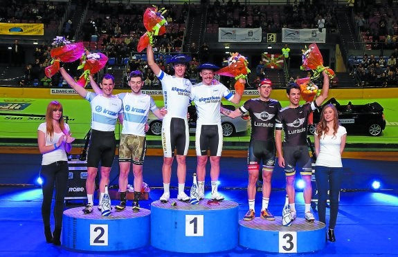 El podio final de las Anoeta 4 Orduak de 2015, que ganó la pareja formada por los australianos Scotson y Edmonson.