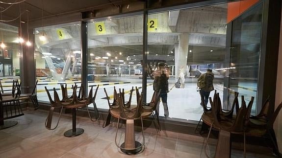 Una gran cristalera permite ver las dársenas desde la cafetería