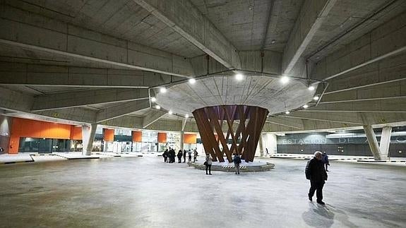 Vídeo: Eneko Goia explica el retraso. Foto: Interior de la  estación de autobuses esta mañana, durante la visita guiada a la prensa.