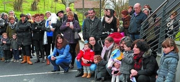 Ekitaldia. Kanpoan hasi eta eskola barruan jarraitu zuen. 