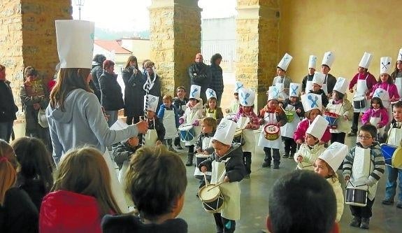 Los pequeños de la Herri Eskola durante su actuación en el frontón viejo en 2014. 