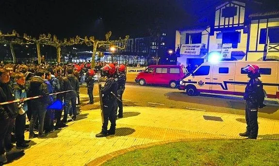 Momentos de tensión durante la ocupación del chalet propiedad del Ayuntamiento por parte de la Gazte Asanblada. 