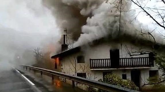 Un incendio daña la tercera planta de un caserío de Irun