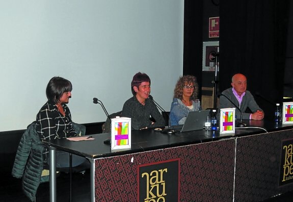 Un momento de la presentación del libro en el Arkupe. 