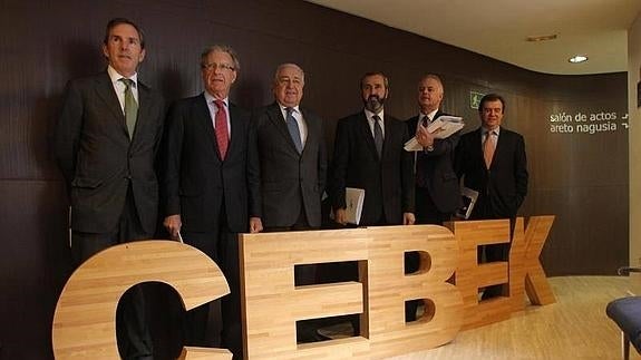 Los responsables de Cebek posan antes de la rueda de prensa en Bilbao