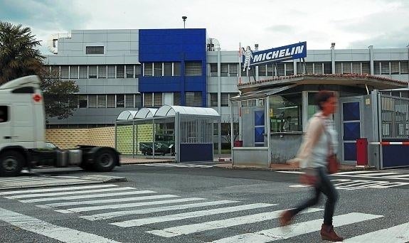Entrada a la factoría Michelin de Lasarte-Oria, donde se produjo la explosión.