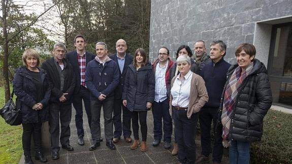 Joseba Egibar (en el centro) con miembros de la Asamblea Territorial del PNV de Gipuzkoa 