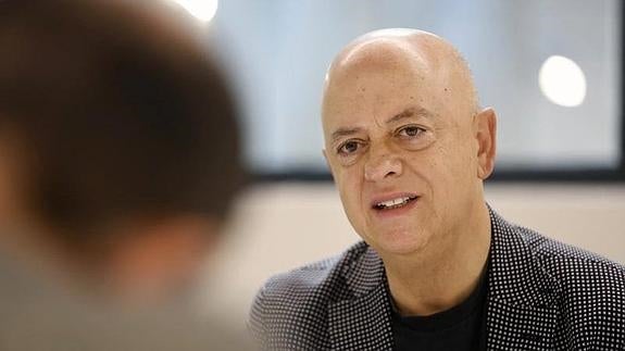 Odón Elorza en la rueda de prensa que ha ofrecido en San Sebastián.