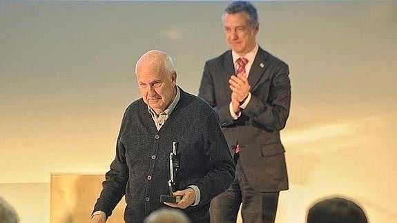 José Ángel Cuerda, tras recibir el premio de manos del lehendakari Íñigo Urkullu. 