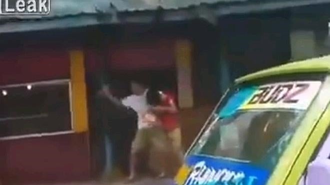 Un secuestrador apuñala a una rehén y luego es perseguido y apaleado