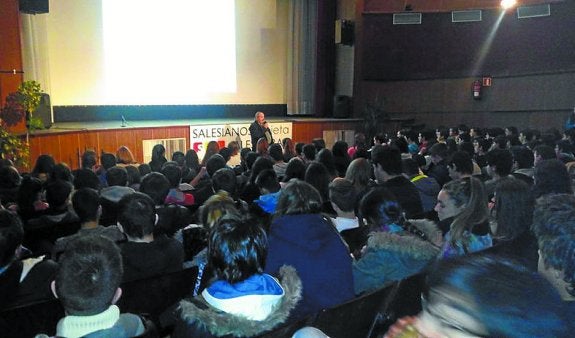 Chavales durante el concurso de tortilla o en las charlas de Zuriñe Hidalgo y Peru Sasia. 