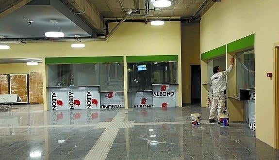 Imagen de las taquillas de la nueva estación de autobuses durante la obra.