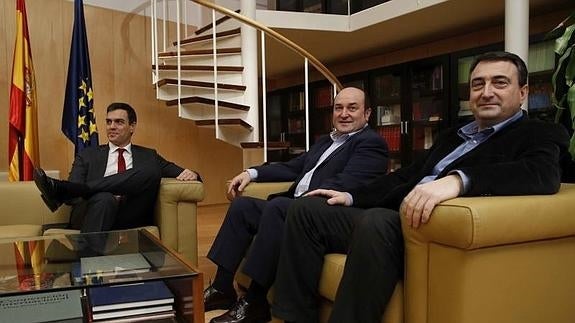 Pedro Sánchez, reunido con Andoni Ortuzar y Aitor Esteban.