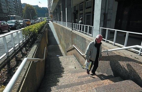 El pasadizo no será reconvertido en aparcamiento de bicis y las rampas y escaleras serán eliminadas. 