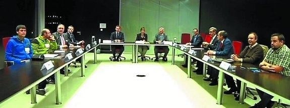 Representantes de las acerías instaladas en Euskadi, sindicatos -salvo ELA-, y la asociación de exportadores (Siderex) acudieron a la cita con la consejera Tapia.