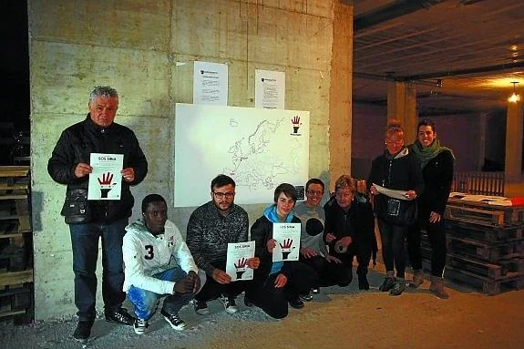 Grupo de voluntarios en el local de recogida de materiales, situado en el local que Eroski posee en plaza Euskal Herria. 