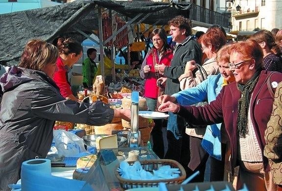 Productores agroalimentarios en una Feria de la comarca. 