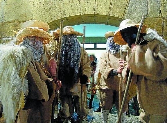 Palos, pieles, pañuelos y sacos para acabar con Trapujale. Los jóvenes acudieron con sus sombreros de paja y sus cintas de colores.