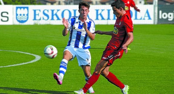 Odriozola trata de cortar un pase de Ribera en el partido de la primera vuelta en Zubieta.