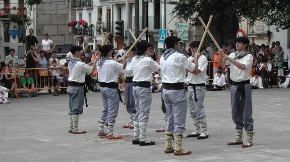 Artxiboko argazkian, makil dantza Elgetan.