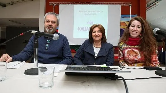 Pilar Garrido, en el centro, durante la asamble en Errenteria