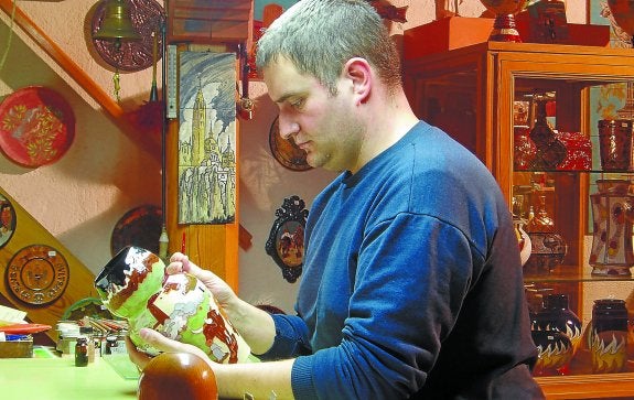 Juan Daniel Zuloaga Khoyan en su taller de cerámica de Segovia trata de mantener la realización de trabajos que acometían su bisabuelo, abuelo y padre, en esta modalidad. 