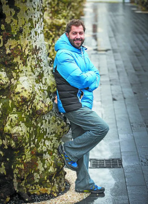 Juanmi, fundador de esta asociación, posa apoyado en un árbol de la zona de 'Mosku'.