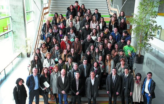 Impulsores, docentes y empresas mentoras junto con una representación de los jóvenes asistentes al acto.