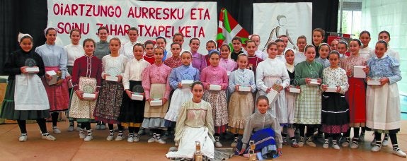 Igandeko protagonistak euren sariak jaso eta gero denak batera argazkia atera zuten. 