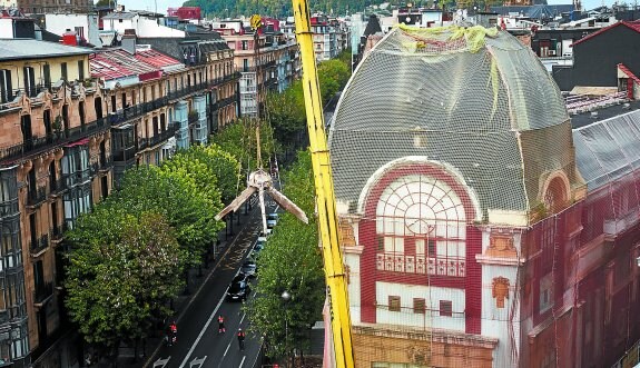 Obras de derribo de la cúpula del Bellas Artes el pasado 20 de octubre. La reposición del elemento arquitectónico es ahora objeto de debate.