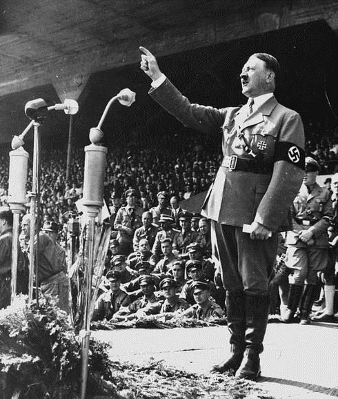 Adolf Hitler da un discurso en Alemania en 1937. / AP