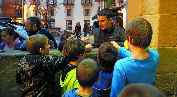 Herriko ttikientzat autografoak sinatzen Imaz pilotaria. 