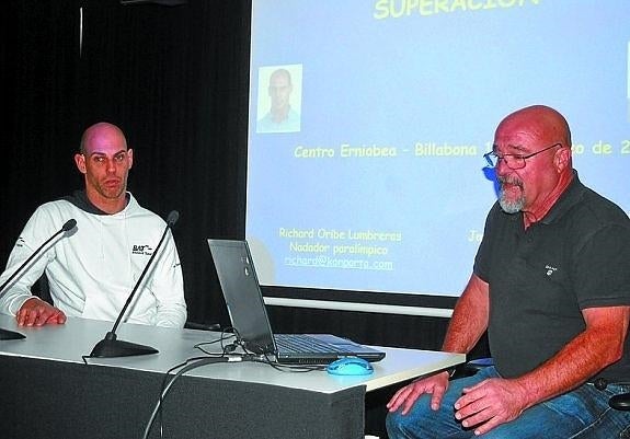 Richard visita a los alumnos de DBH de Amasa-Villabona. 