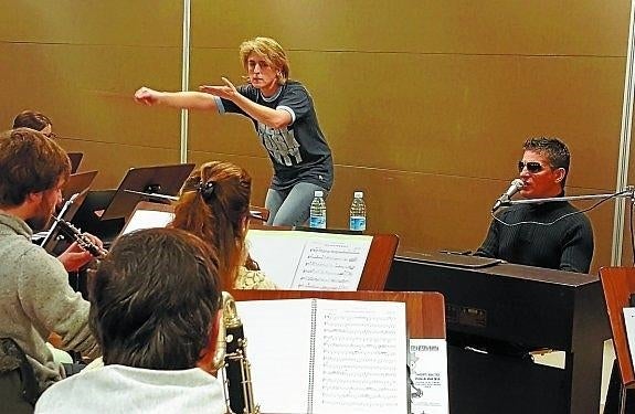 Alazne Alberdi dirigiendo a la banda y a Serafín Zubiri en el ensayo del lunes en Musika Eskola.