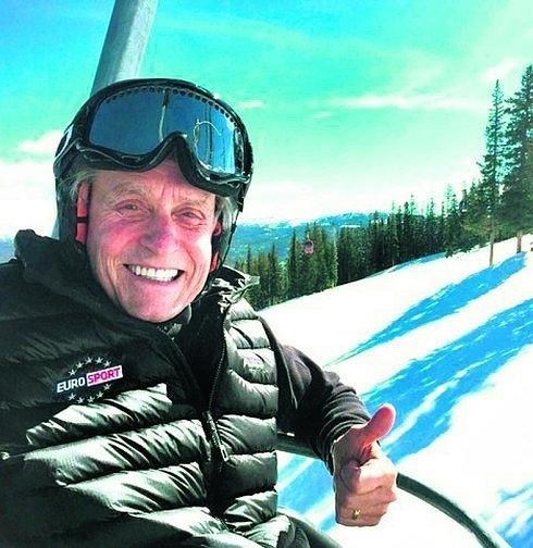 Michael Douglas se muestra optimista junto a su mujer, Catherine Zeta-Jones, en un teleférico de Aspen (EE UU). 