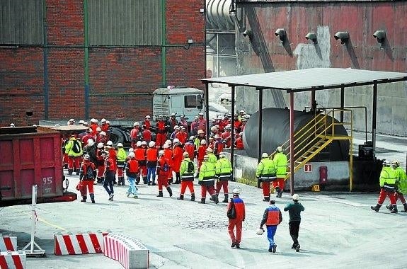 Trabajadores de Arcelor acuden a la asamblea, el jueves.  