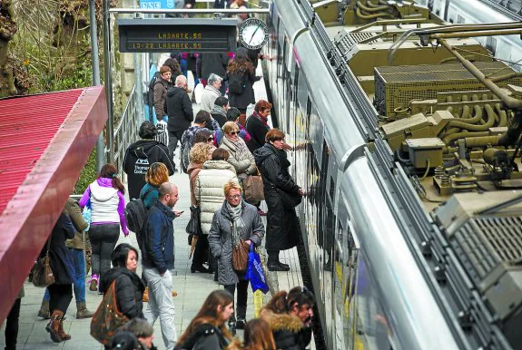 Una multitud de viajeros se sube al tren en la estación de Irun. 