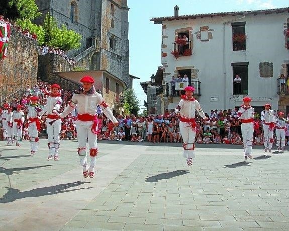 Dantzaris interpertando la Bordondantza el día grande de fiestas de Bera. 