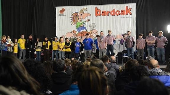 Finalera heldu diren talde denak, batera oholtzan.