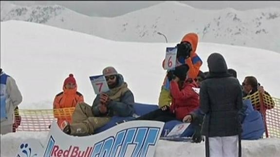 Singulares saltos de esquí sobre una piscina de aguas gélidas