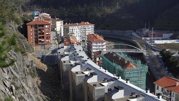 Vista del desprendimiento de tierra en la ladera de Kamiñalde, en Ondarroa
