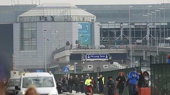 Bruselas cierra toda su red de transportes públicos tras la cadena de explosiones en aeropuerto y metro