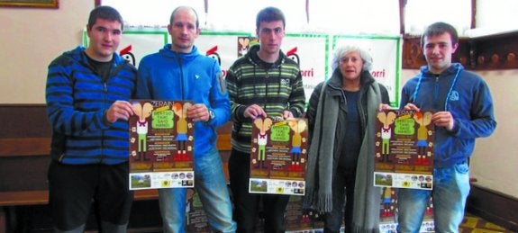 Mikel Oria, AItzol Telleria, Eneko Araiztegi, Loli Gonzalez eta Andoni Alustiza atzoko aurkezpenean. 