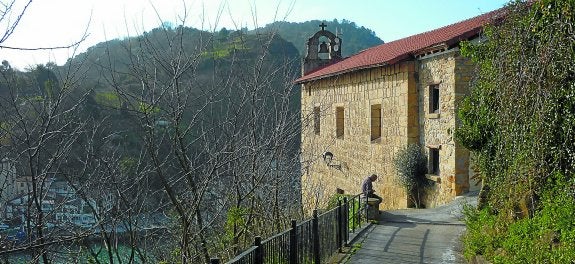 En lo alto de Donibane. El albergue de peregrinos se encuentra situado en la parte trasera de la ermita de Santa Ana. 